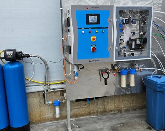 Generator kwasu podchlorawego Kirkmayer LAMI-200 zainstalowany w gospodarstwie ogrodniczym, z filtrami i zbiornikiem